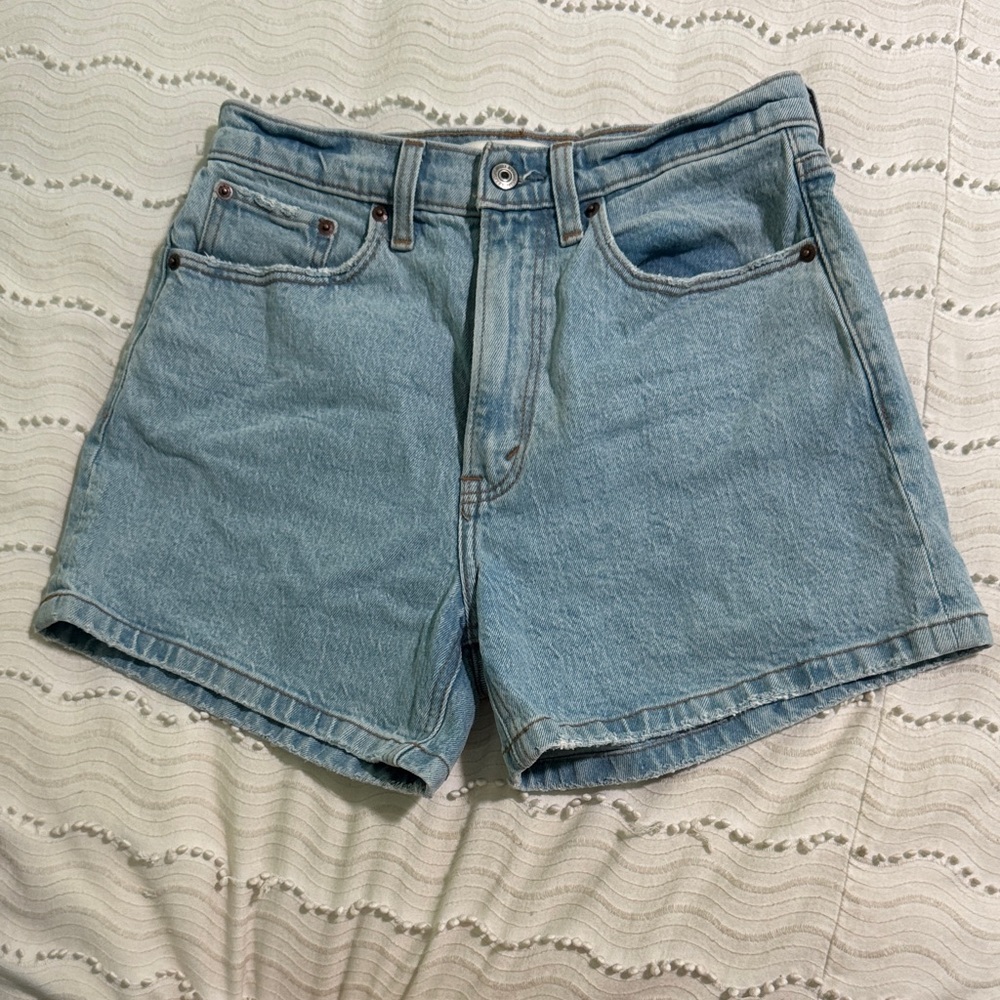 Abercrombie & Fitch The 4” Mom Short High Rise